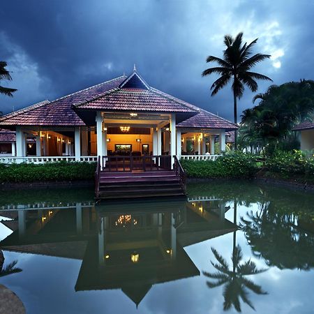 Abad Whispering Palms Hotel Kumarakom Exterior foto