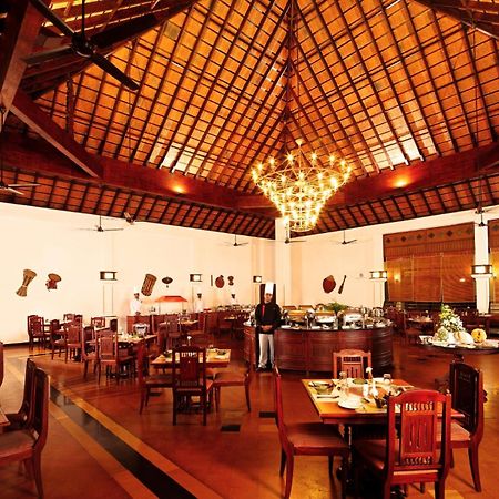 Abad Whispering Palms Hotel Kumarakom Exterior foto