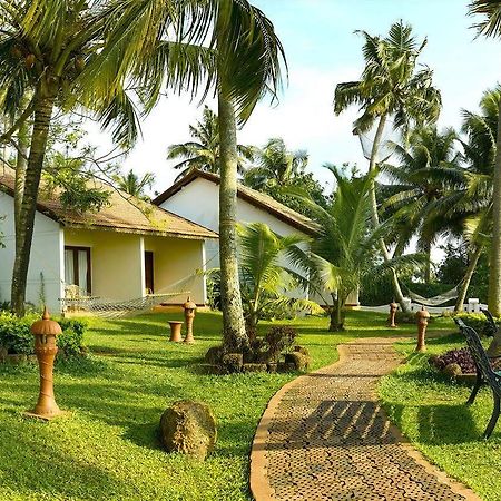 Abad Whispering Palms Hotel Kumarakom Exterior foto