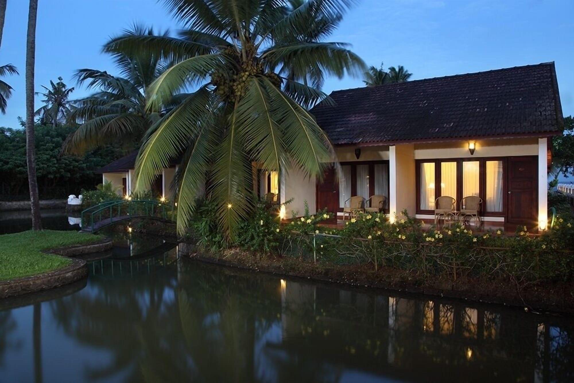 Abad Whispering Palms Hotel Kumarakom Exterior foto