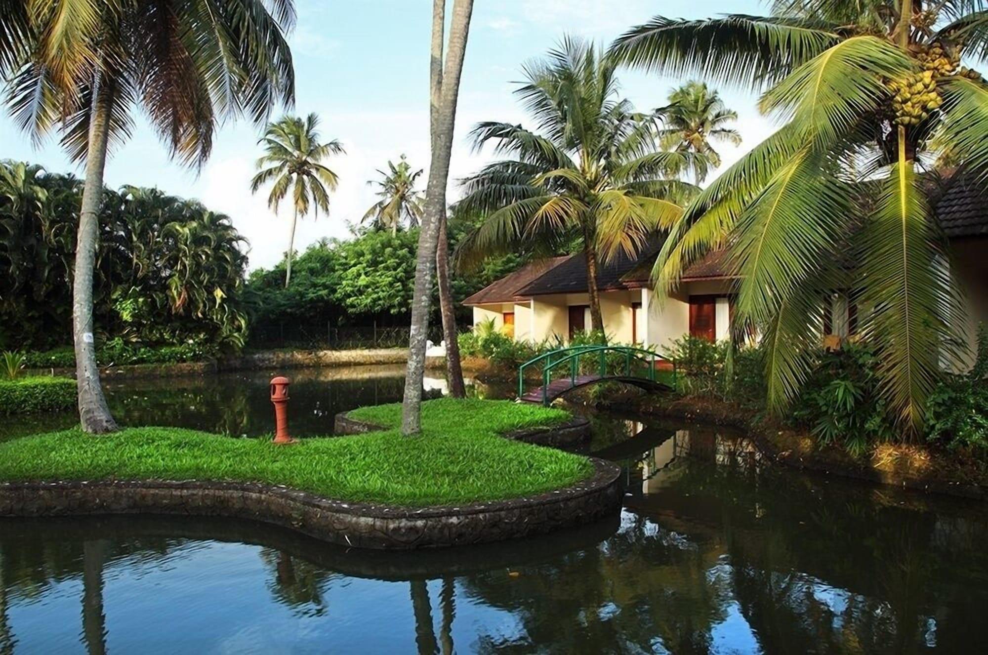 Abad Whispering Palms Hotel Kumarakom Exterior foto