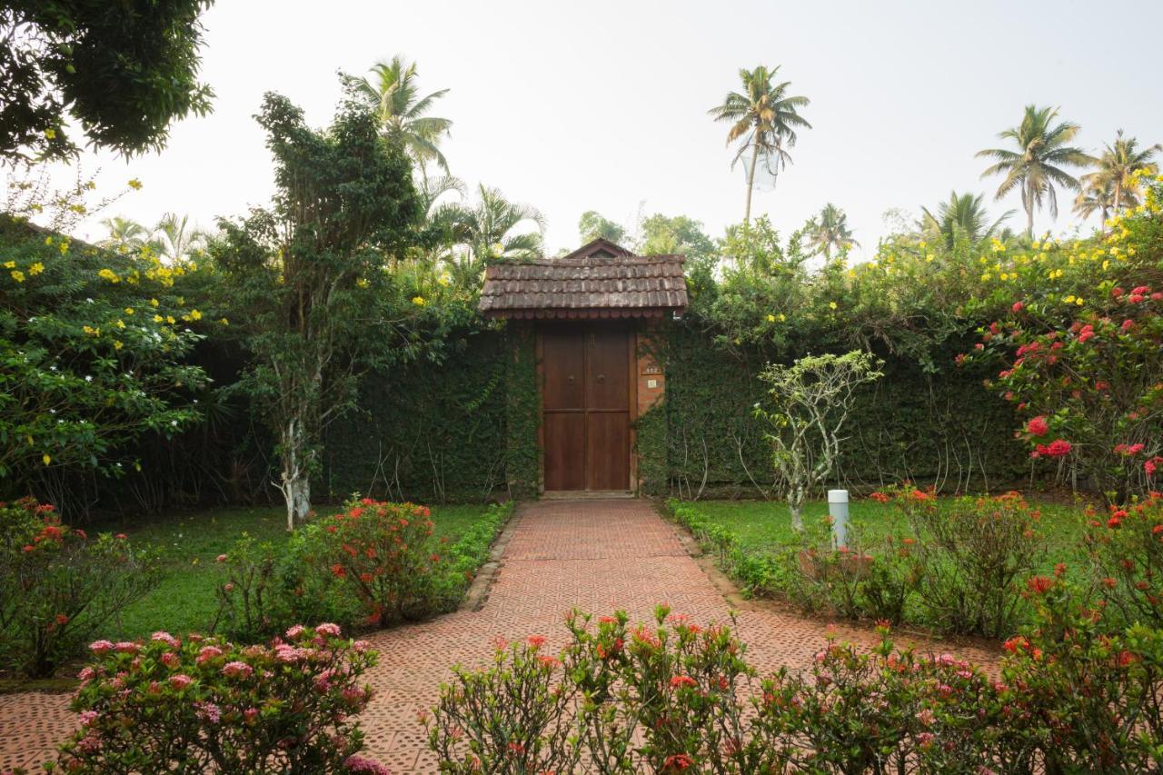 Abad Whispering Palms Hotel Kumarakom Exterior foto