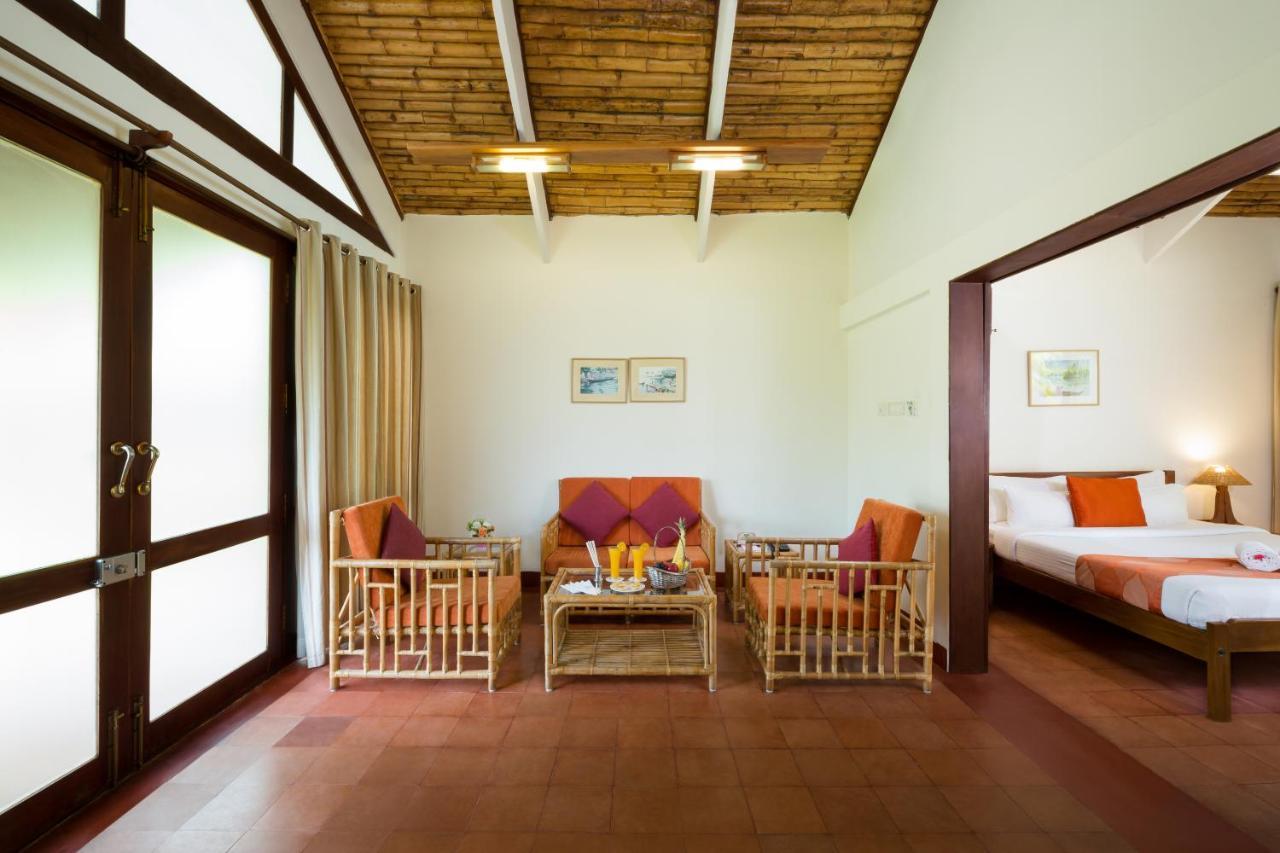 Abad Whispering Palms Hotel Kumarakom Exterior foto