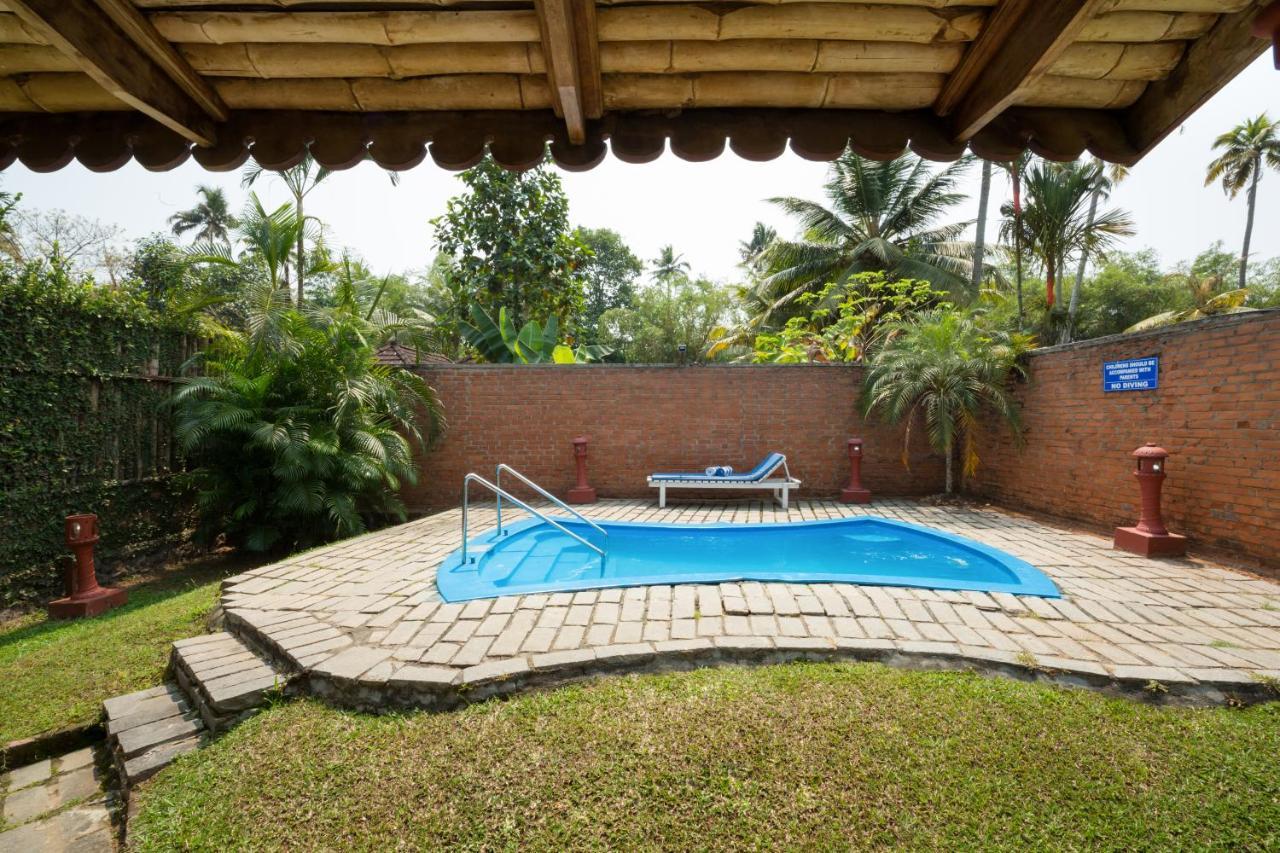 Abad Whispering Palms Hotel Kumarakom Exterior foto