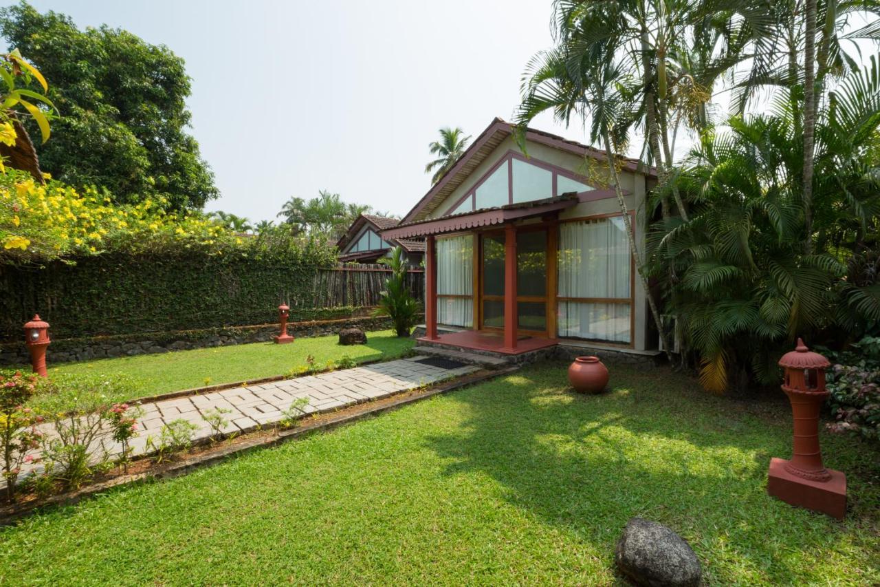 Abad Whispering Palms Hotel Kumarakom Exterior foto