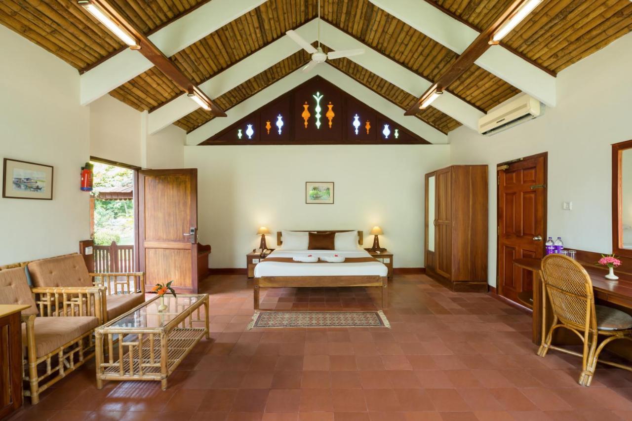 Abad Whispering Palms Hotel Kumarakom Exterior foto