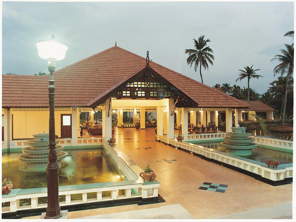 Abad Whispering Palms Hotel Kumarakom Exterior foto