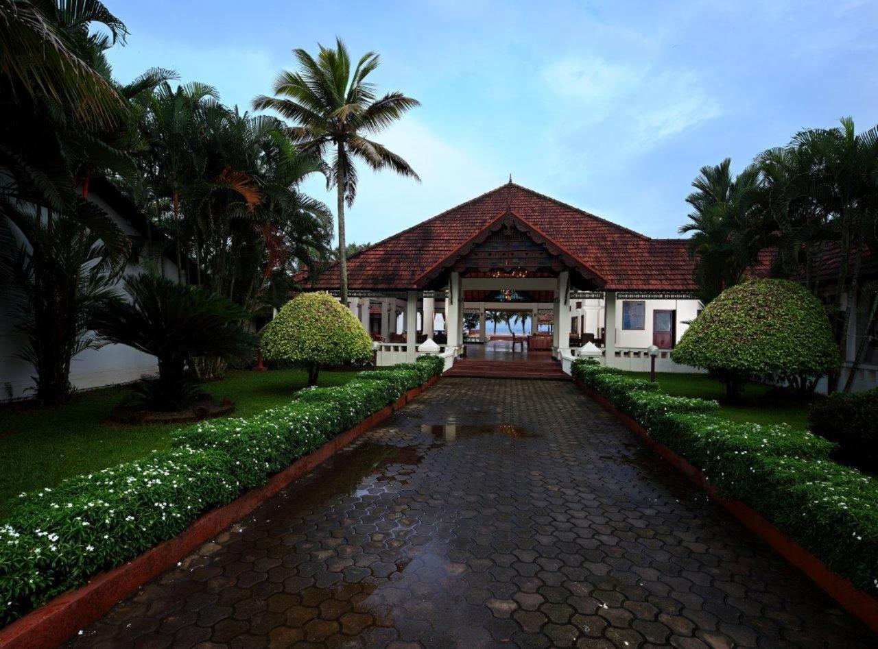 Abad Whispering Palms Hotel Kumarakom Exterior foto