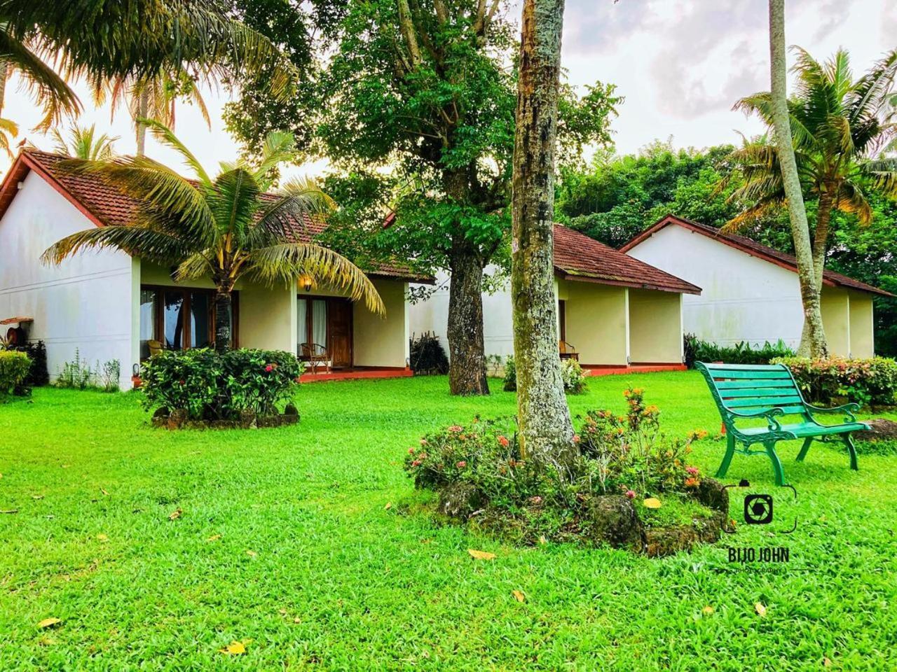 Abad Whispering Palms Hotel Kumarakom Exterior foto