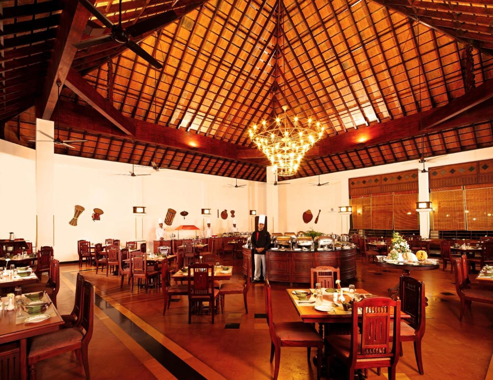 Abad Whispering Palms Hotel Kumarakom Exterior foto