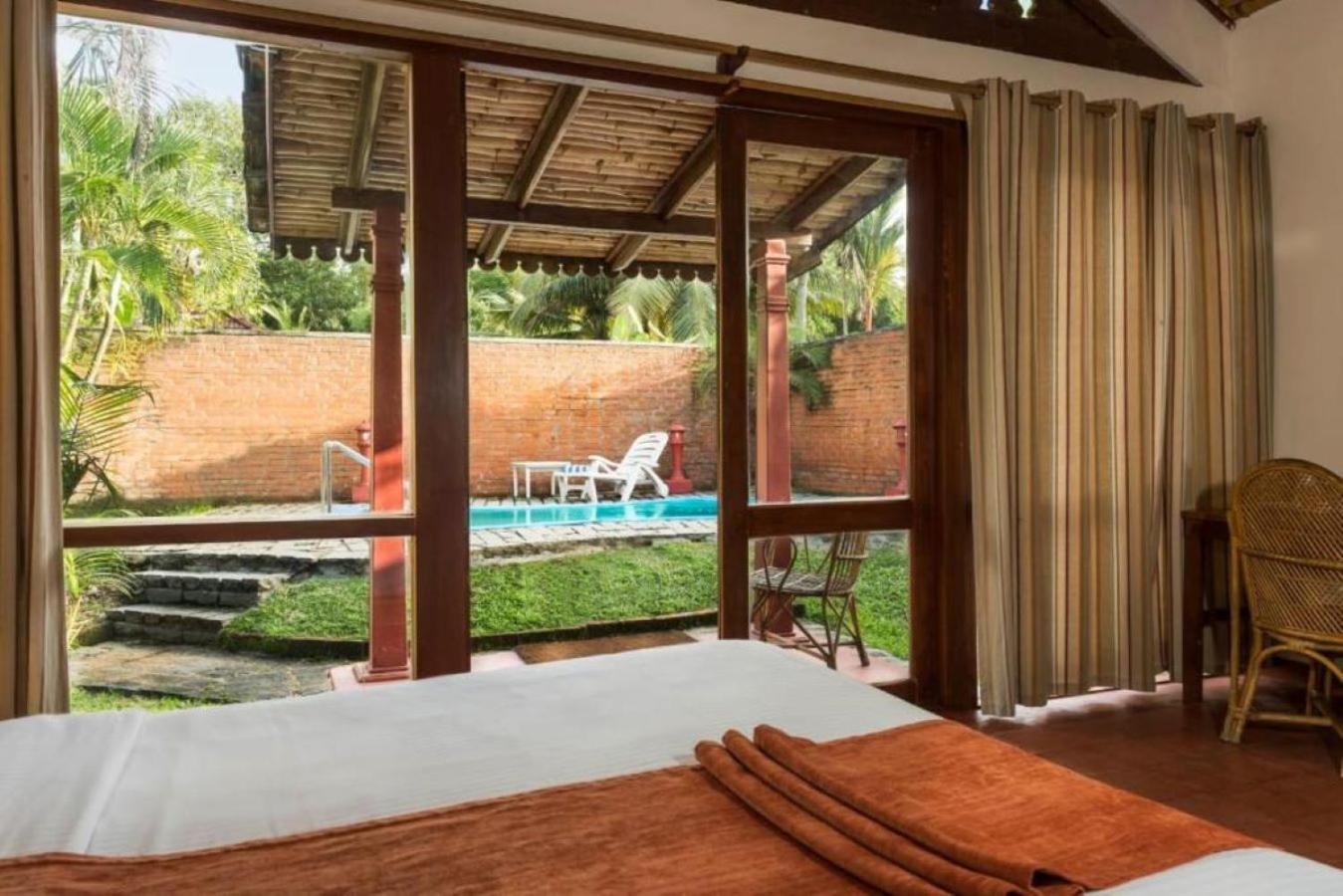 Abad Whispering Palms Hotel Kumarakom Exterior foto