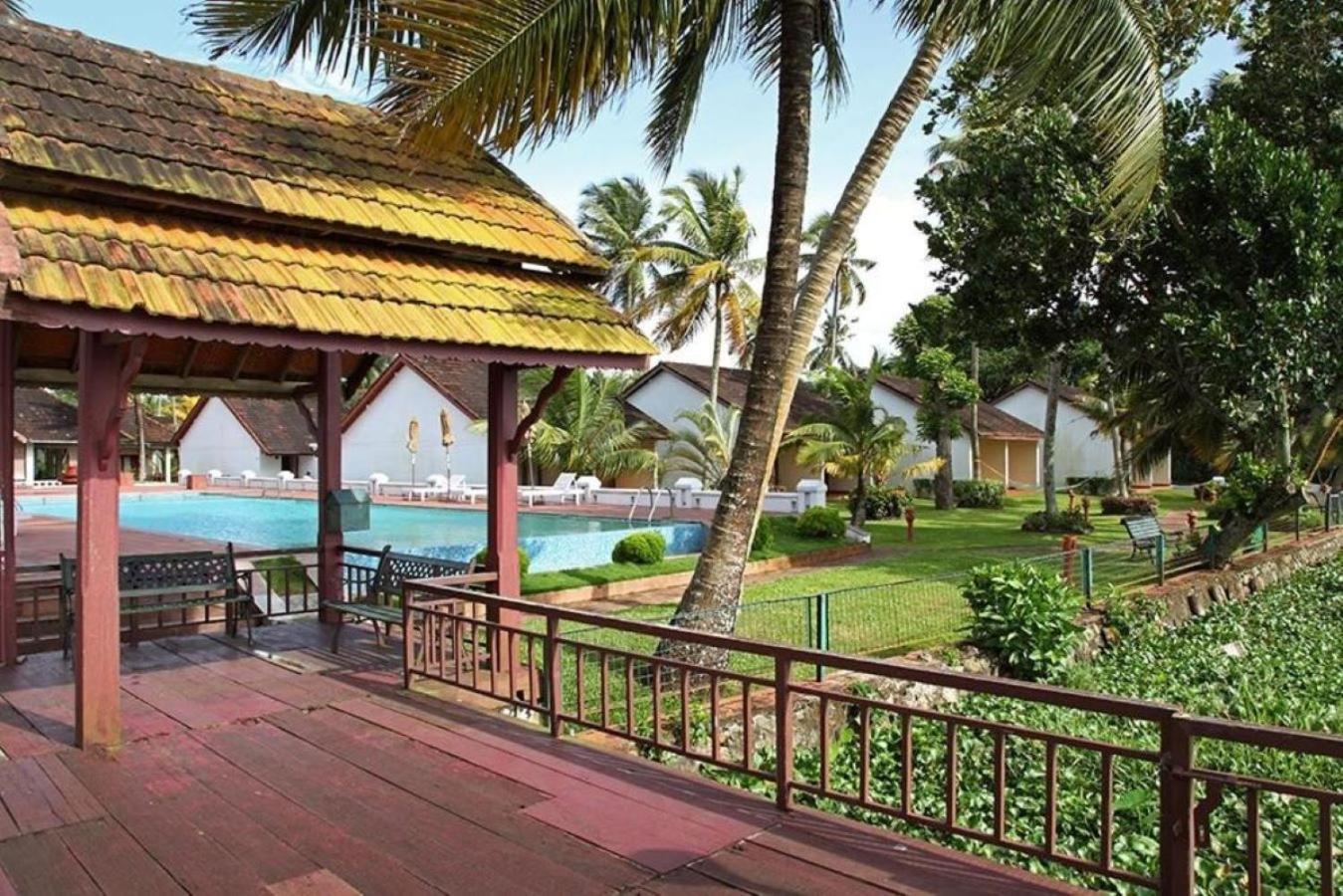 Abad Whispering Palms Hotel Kumarakom Exterior foto