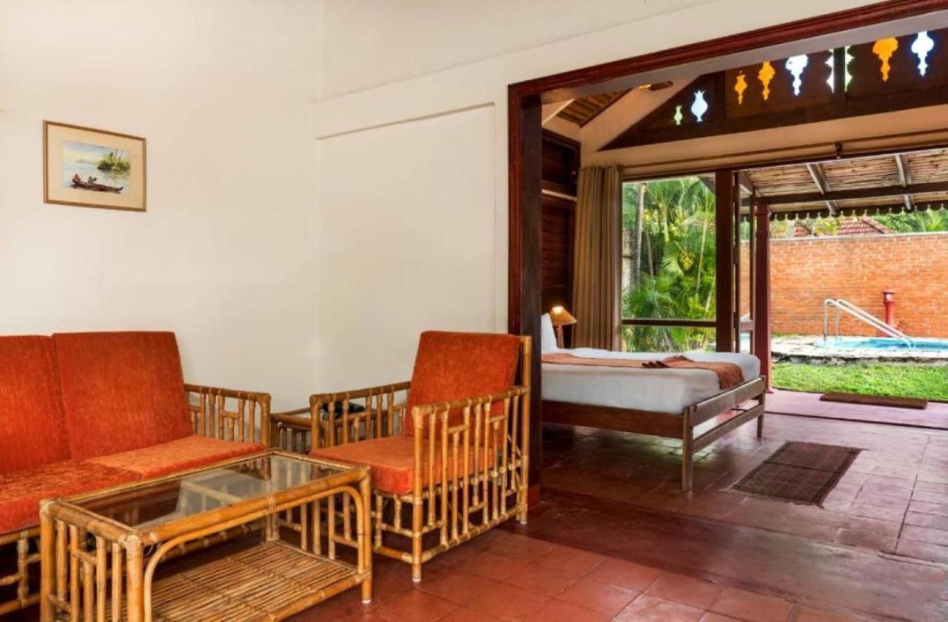 Abad Whispering Palms Hotel Kumarakom Exterior foto