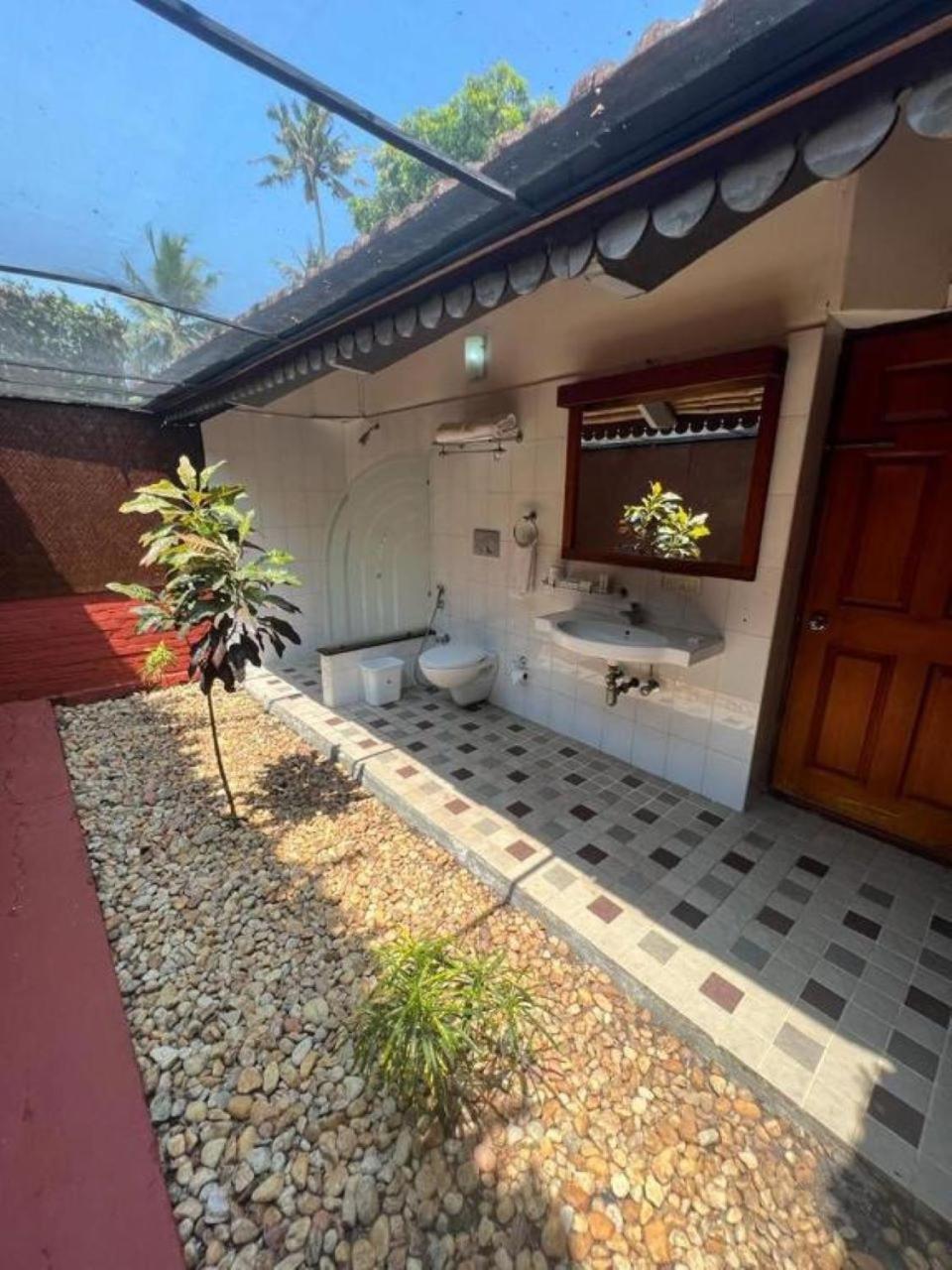 Abad Whispering Palms Hotel Kumarakom Exterior foto