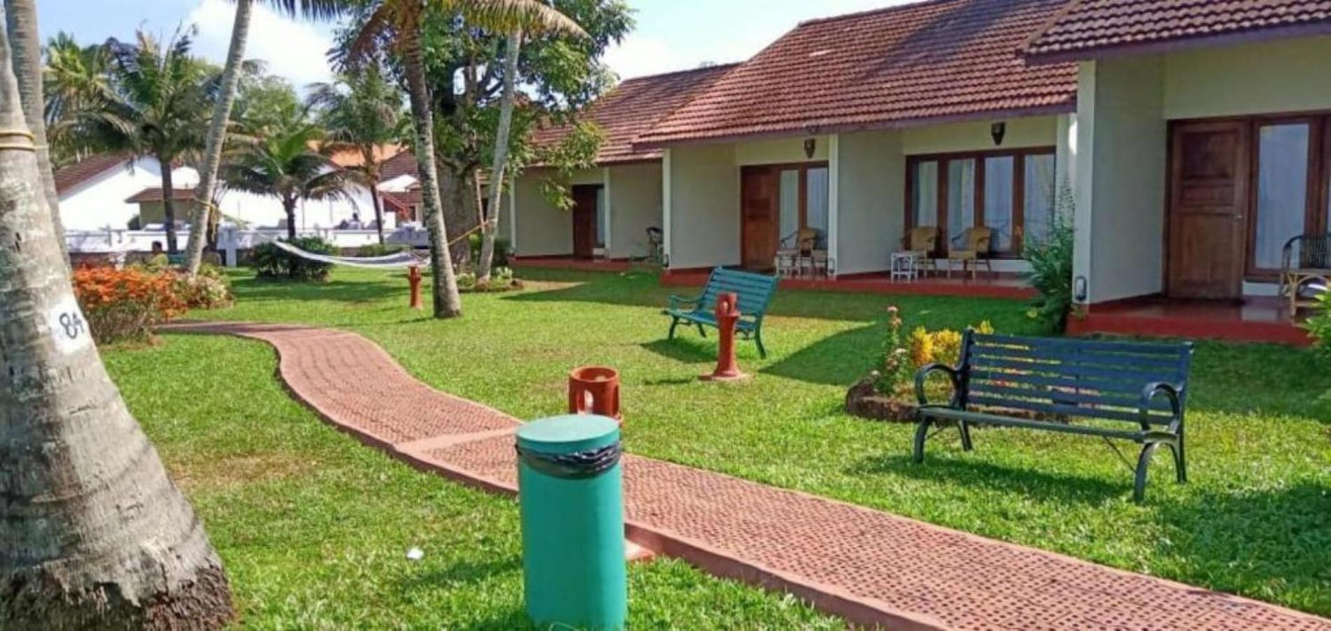 Abad Whispering Palms Hotel Kumarakom Exterior foto