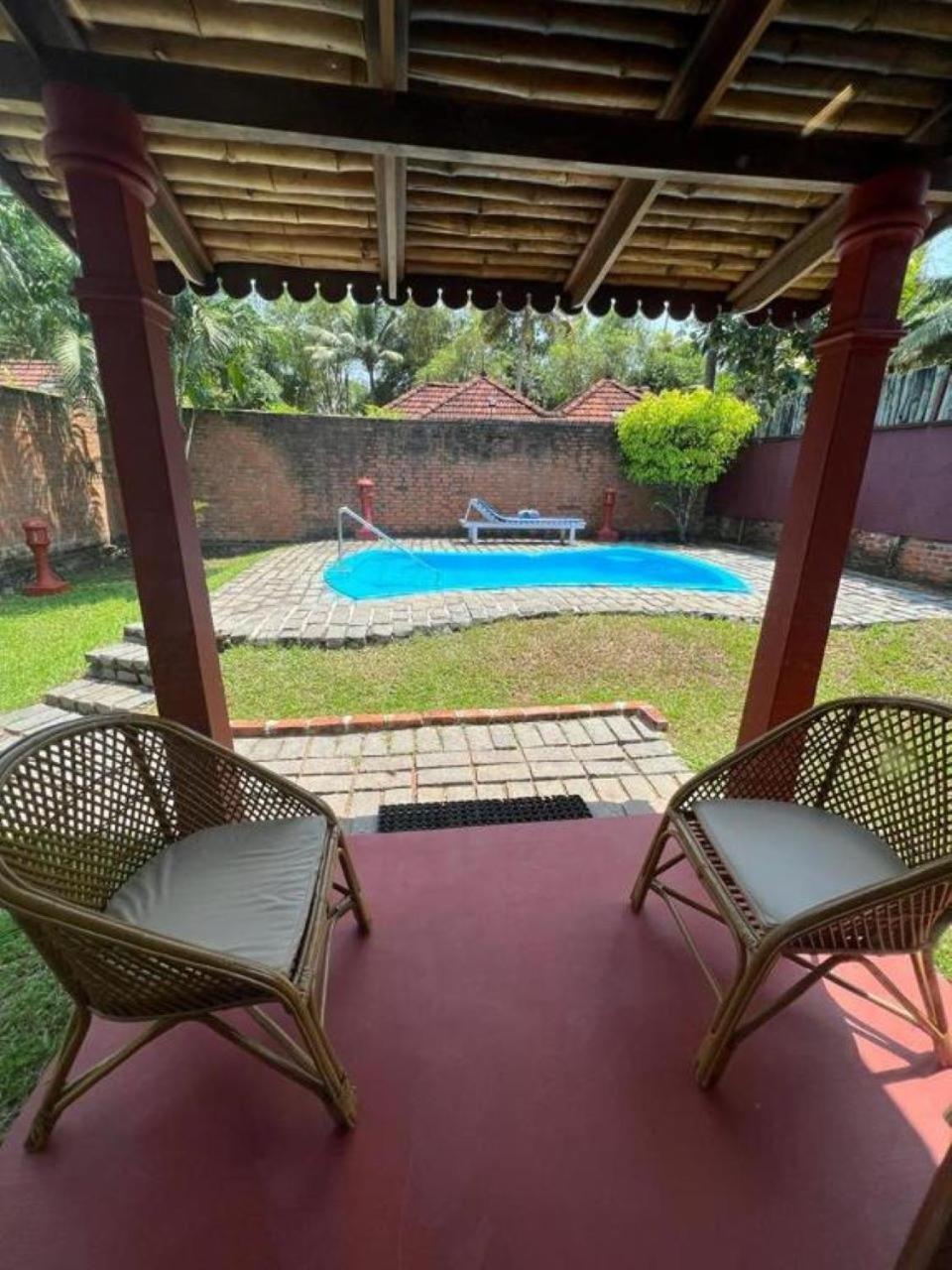 Abad Whispering Palms Hotel Kumarakom Exterior foto