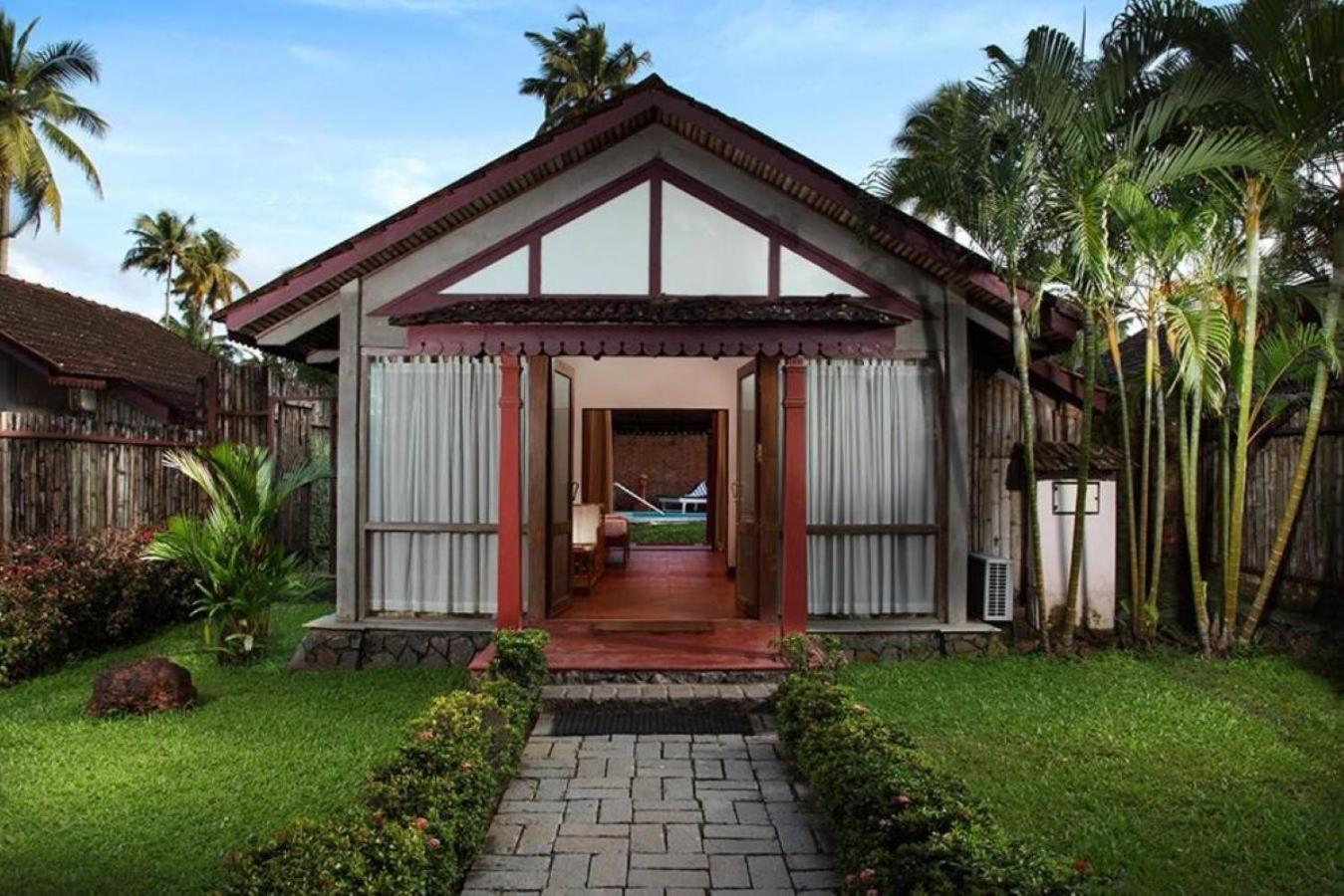 Abad Whispering Palms Hotel Kumarakom Exterior foto