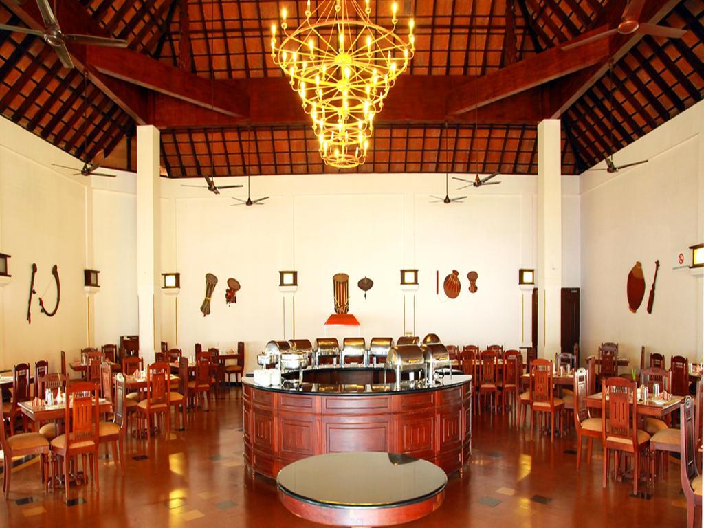 Abad Whispering Palms Hotel Kumarakom Exterior foto