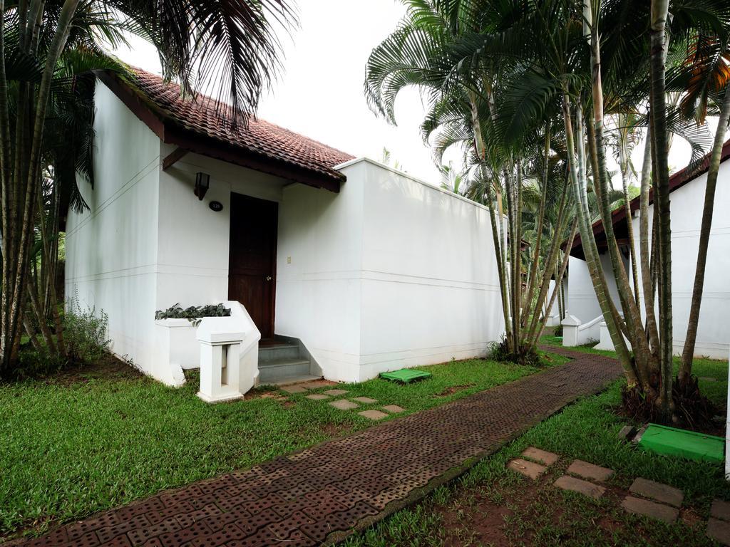 Abad Whispering Palms Hotel Kumarakom Exterior foto