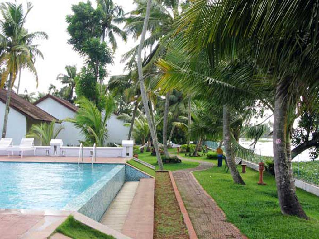 Abad Whispering Palms Hotel Kumarakom Exterior foto