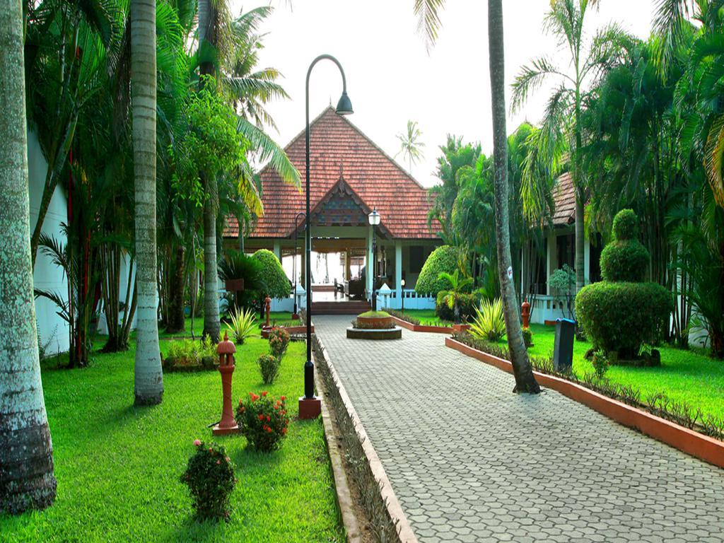 Abad Whispering Palms Hotel Kumarakom Exterior foto