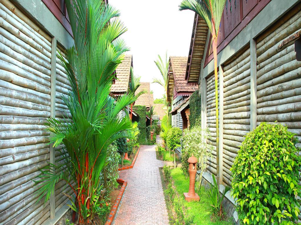 Abad Whispering Palms Hotel Kumarakom Exterior foto