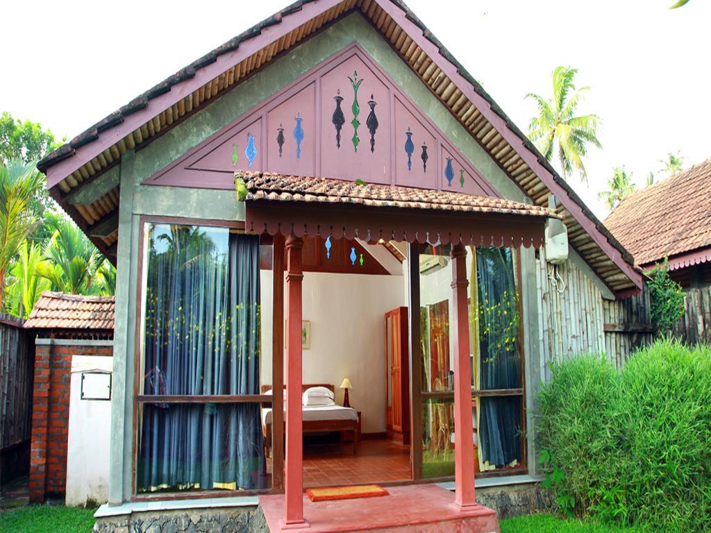 Abad Whispering Palms Hotel Kumarakom Exterior foto