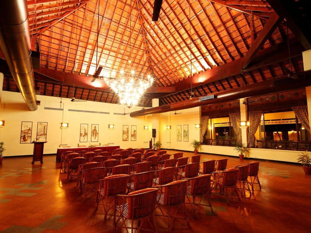 Abad Whispering Palms Hotel Kumarakom Exterior foto