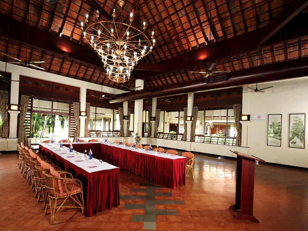 Abad Whispering Palms Hotel Kumarakom Exterior foto