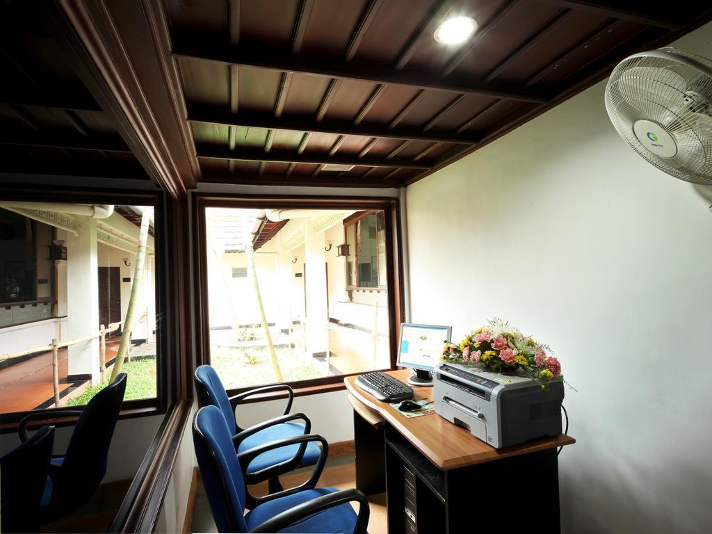 Abad Whispering Palms Hotel Kumarakom Exterior foto