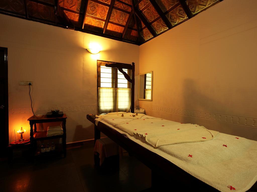 Abad Whispering Palms Hotel Kumarakom Exterior foto