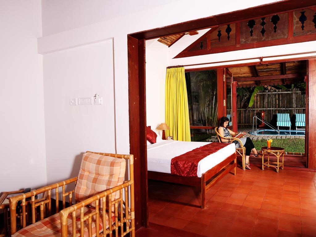 Abad Whispering Palms Hotel Kumarakom Exterior foto