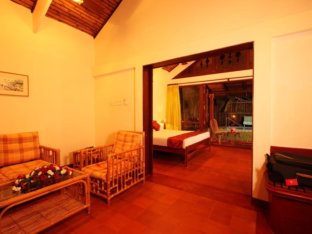 Abad Whispering Palms Hotel Kumarakom Exterior foto