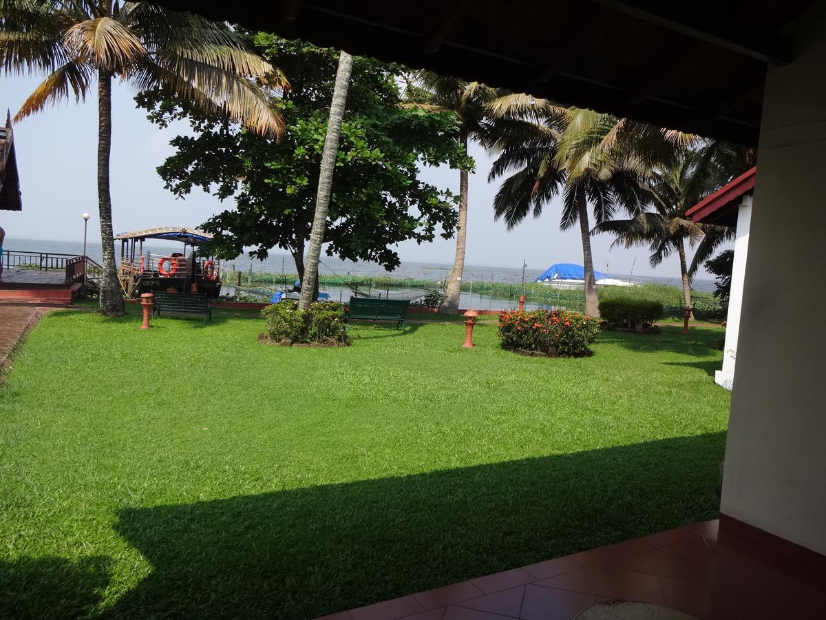 Abad Whispering Palms Hotel Kumarakom Exterior foto