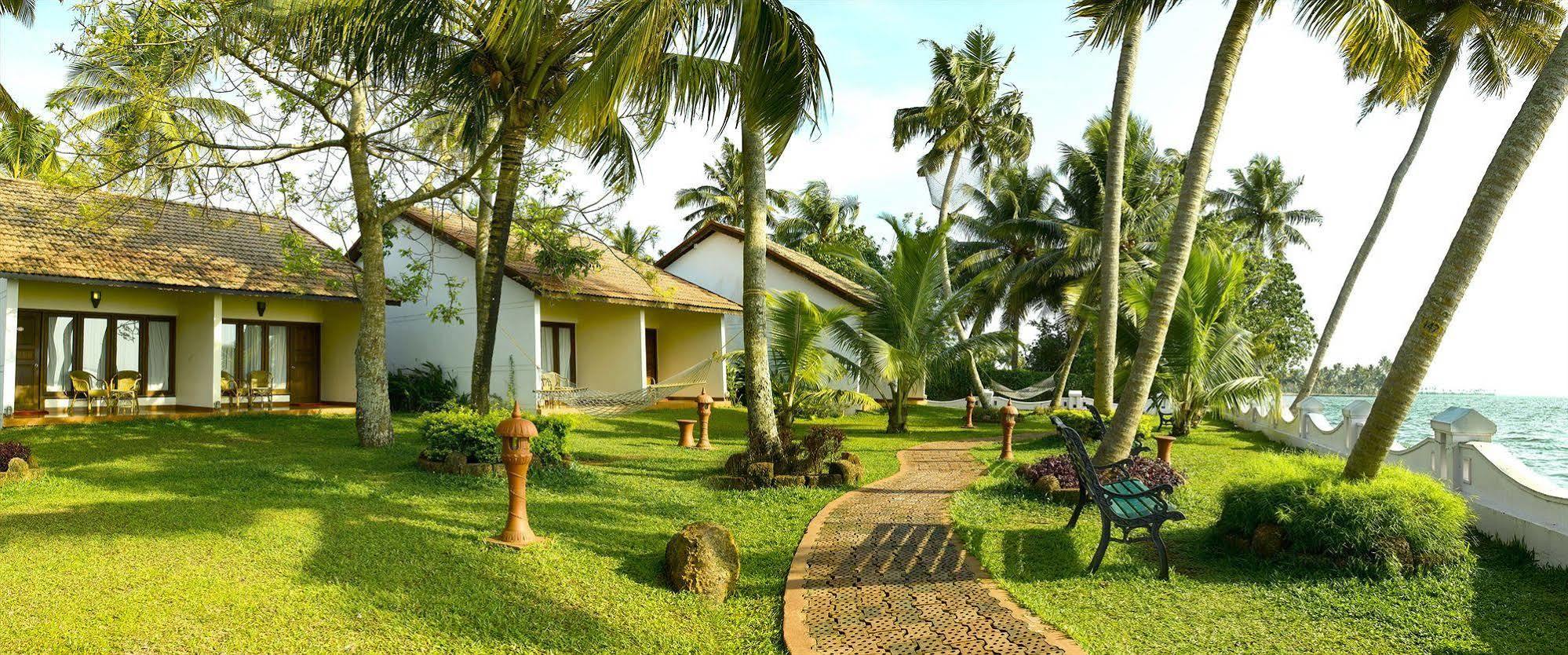 Abad Whispering Palms Hotel Kumarakom Exterior foto