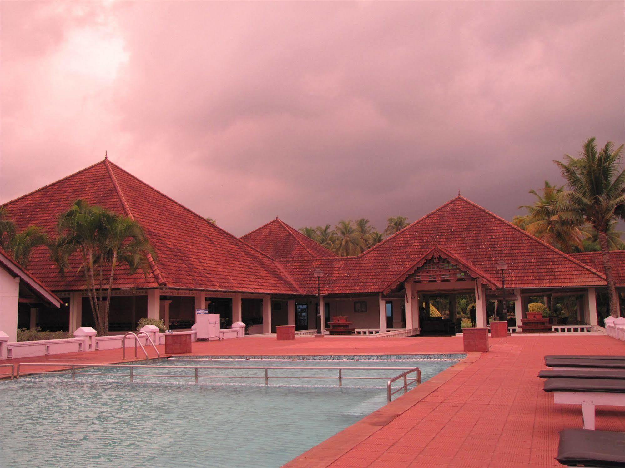 Abad Whispering Palms Hotel Kumarakom Exterior foto