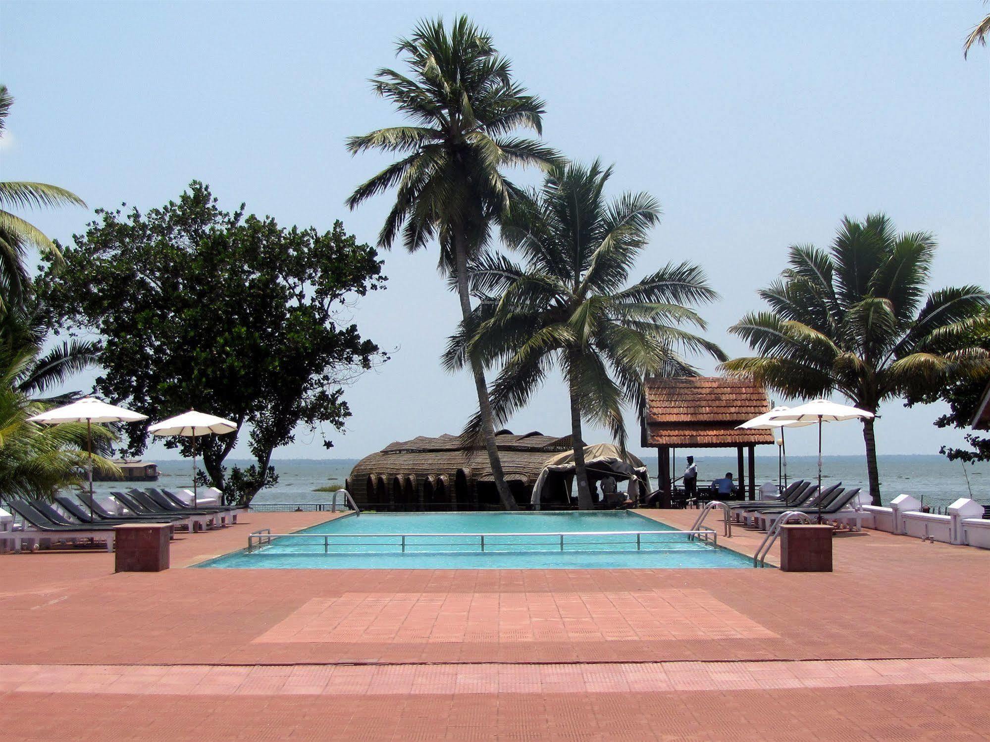 Abad Whispering Palms Hotel Kumarakom Exterior foto