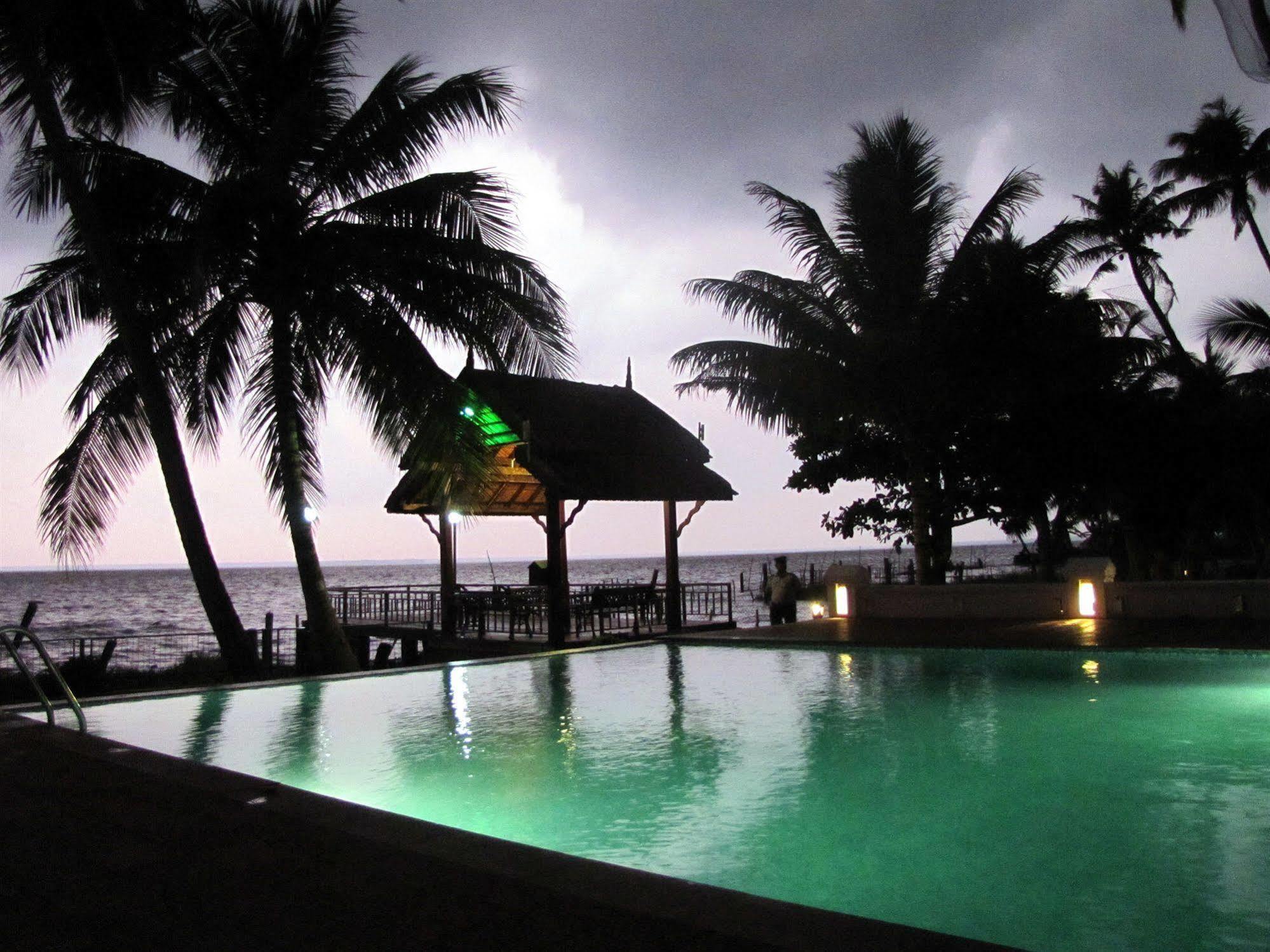 Abad Whispering Palms Hotel Kumarakom Exterior foto