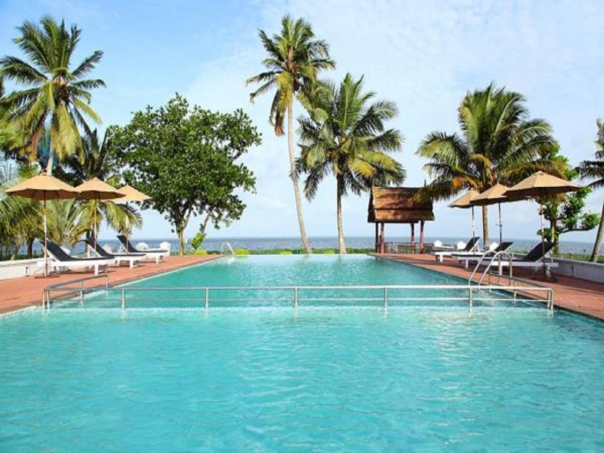 Abad Whispering Palms Hotel Kumarakom Exterior foto
