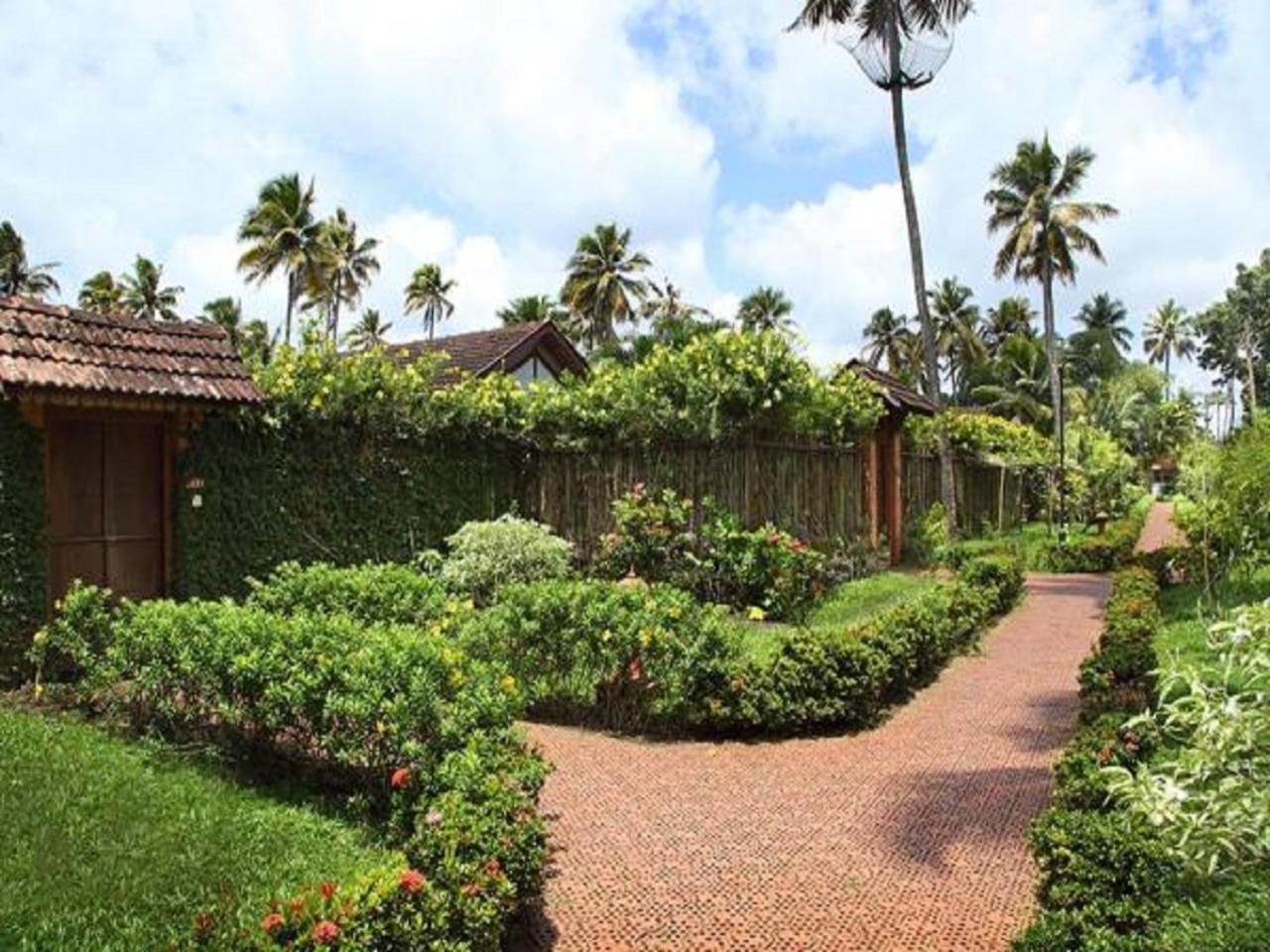 Abad Whispering Palms Hotel Kumarakom Exterior foto