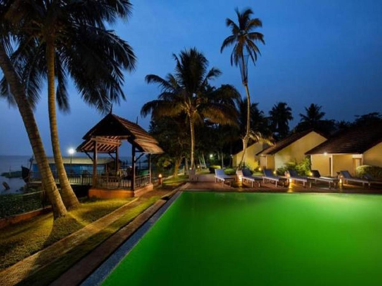 Abad Whispering Palms Hotel Kumarakom Exterior foto