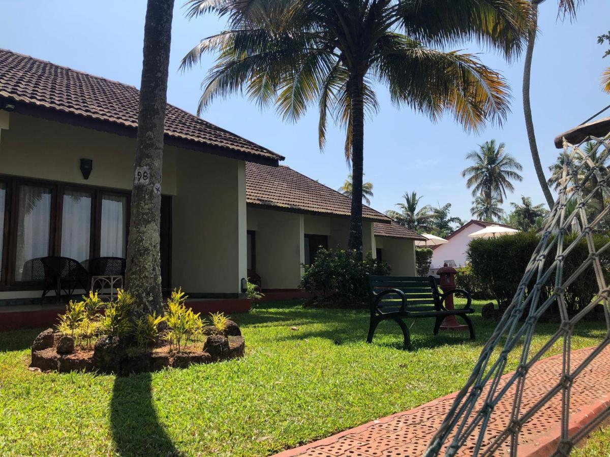 Abad Whispering Palms Hotel Kumarakom Exterior foto