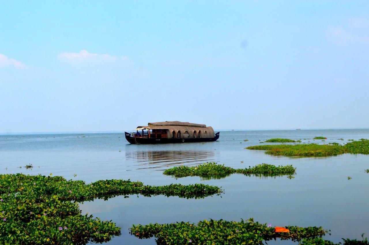 Abad Whispering Palms Hotel Kumarakom Exterior foto