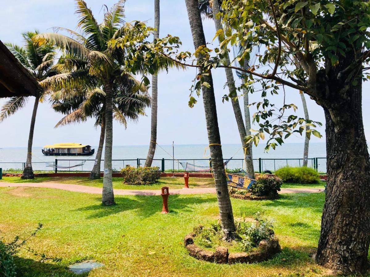 Abad Whispering Palms Hotel Kumarakom Exterior foto